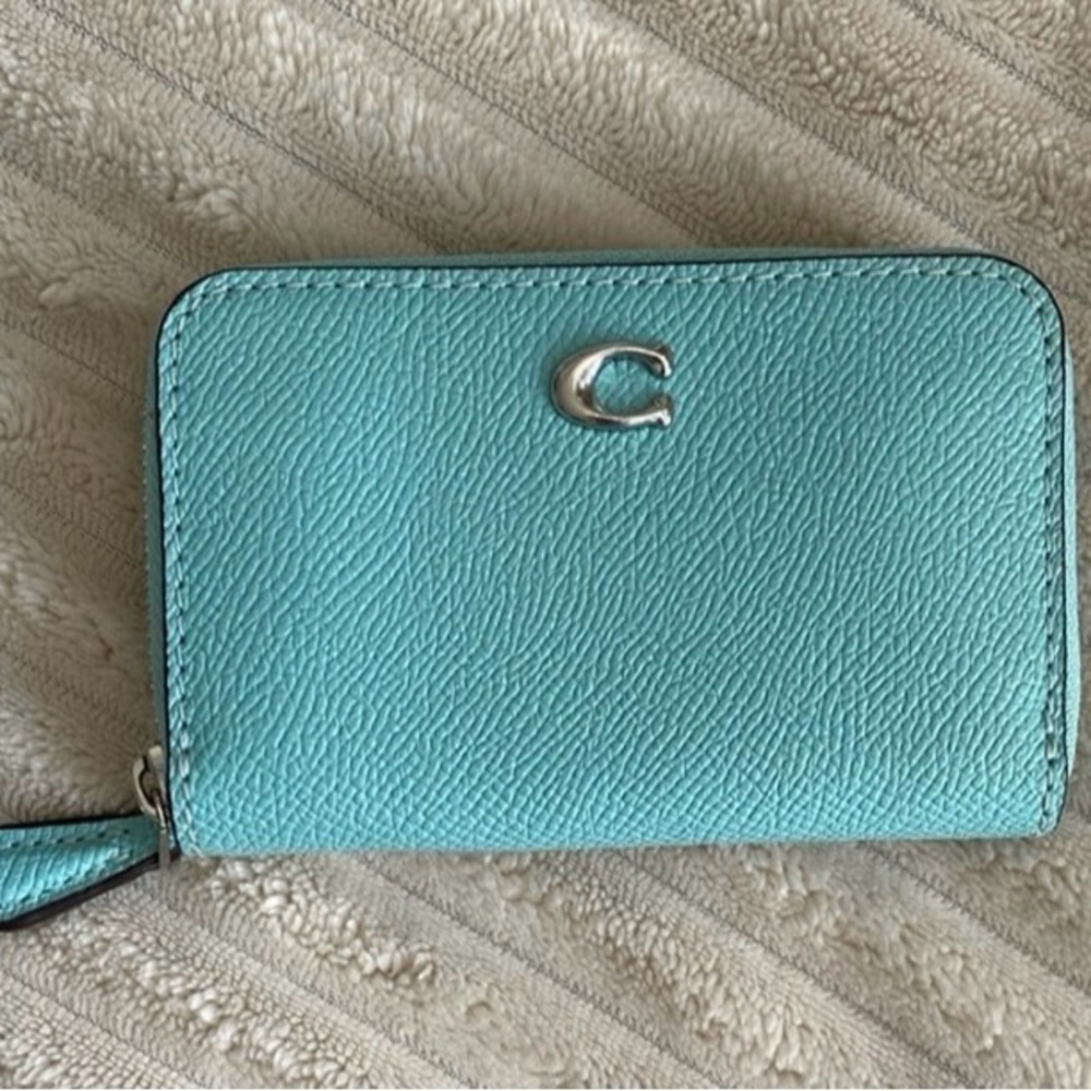 **SOLD**!! COACH SMALL ZIP AROUND CARD CASE